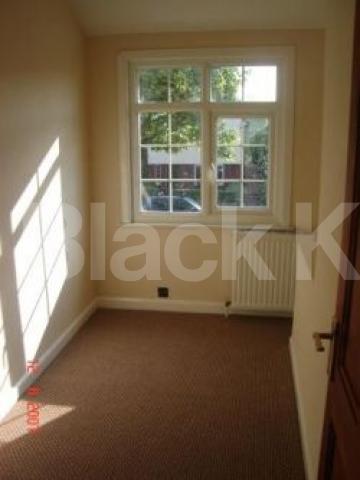 			4 Bedroom, 1 bath, 1 reception Flat			 Steeds Road, MUSWELL HILL N10